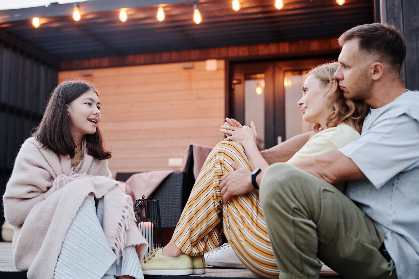 Elternteil spricht zu Hause mit einem Kind am Tisch
