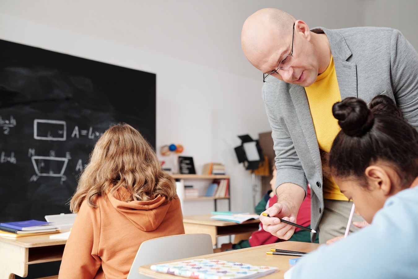 Eine Fachperson erklärt einem Elternteil eine Einschätzung