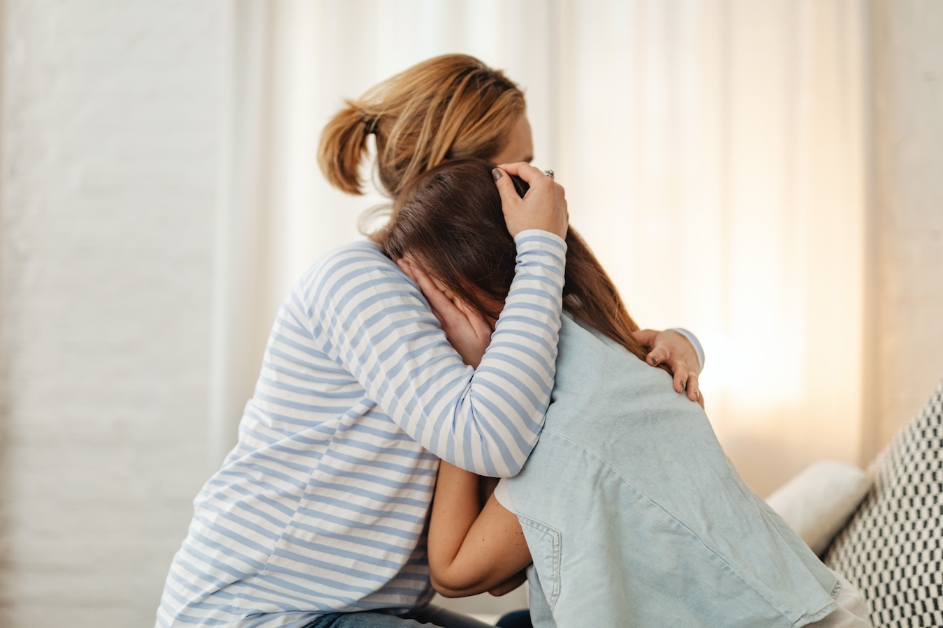 Ein Elternteil tröstet ein Kind in einem emotionalen Moment